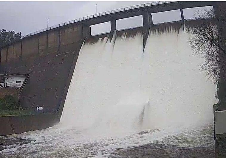 El embalse de Villar del Rey desembalsa, lo mismo que el Los Canchales